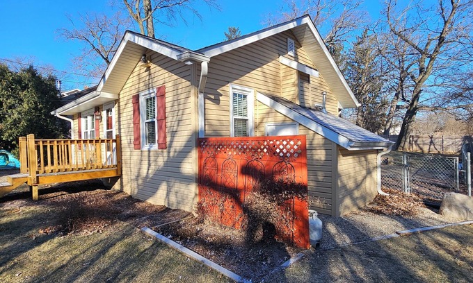 Lake Shangrila Cabaña | New Listing!! Cozy Lake Shangri-La Cottage!! Big yard, fire pit, sleeps 4