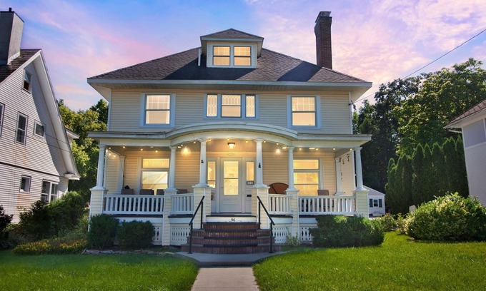 North Lake George Casa | NEW LISTING! Cozy Trotter (4-Bedroom Home) - Pets Allowed