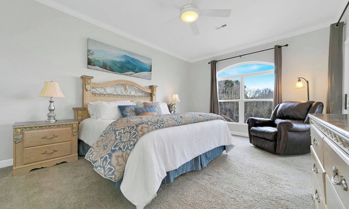 Lake Toxaway Condominio | NEW LISTING Delightful 3-bedroom condo in Lake Toxaway with stunning views