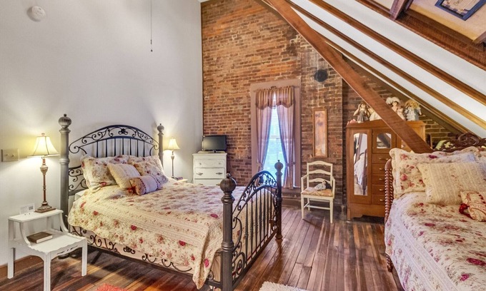 Glasgow Apartamento | NEW LISTING! Dickinson Room by Main Street Bed & Breakfast