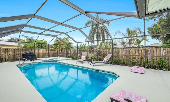Willoughby Acres Casa | New Listing Discount! Pink Flamingo - Heated Pool/Spa, 5 miles to Vanderbilt Beach!