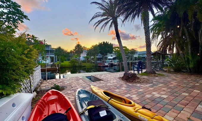 Weeki Wachee Gardens Casa | New Listing! Dockside Palms Weeki Wachee-Spring Fed Canal-Boat Friendly!