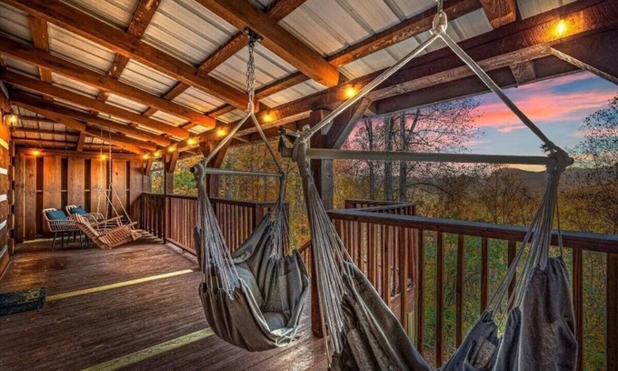 Townsend Cabina | New Listing Dscnt! Mtn View, King Bed, Theater, Hot Tub, Xbox!
