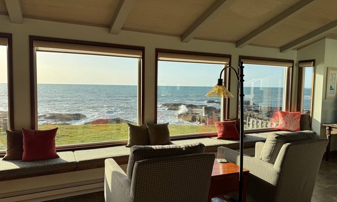 Yachats Casa | NEW LISTING! Fantasea! Enjoy dramatic crashing waves, fireplace, dog friendly!
