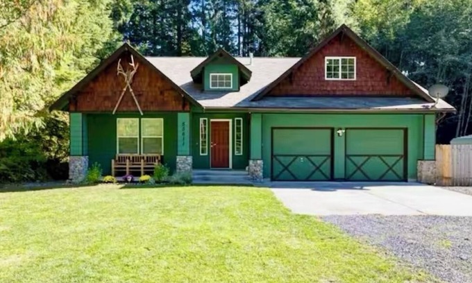 Ashford Cabina | NEW LISTING! Freshly Renovated - Sleeps 8! Offering HOT TUB+BBQ!