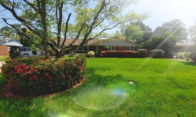 Fayetteville Casa | NEW LISTING- GARDEN OASIS w/ Fresh Garden access + CENTRALLY LOCATED