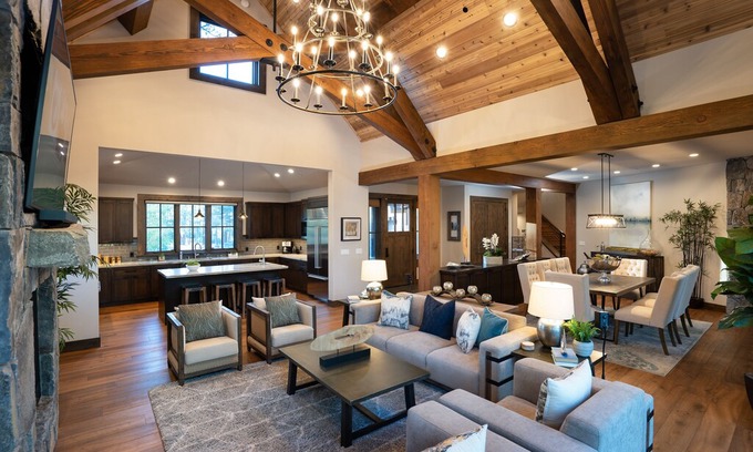 Truckee Casa | New Listing! Gorgeous 4 Bedroom Home on Gray's Crossing Golf Course!