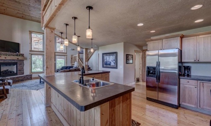 Lead Chalet De Esquí | NEW LISTING! Homesteak 3 BR Chalet at Terry Peak with Outdoor Hot Tub - Sleeps 14 by RedAwning