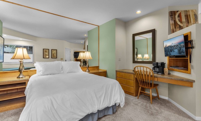 Century West Condominio | New Listing! Hotel style suite in Mt. Bachelor Village!
