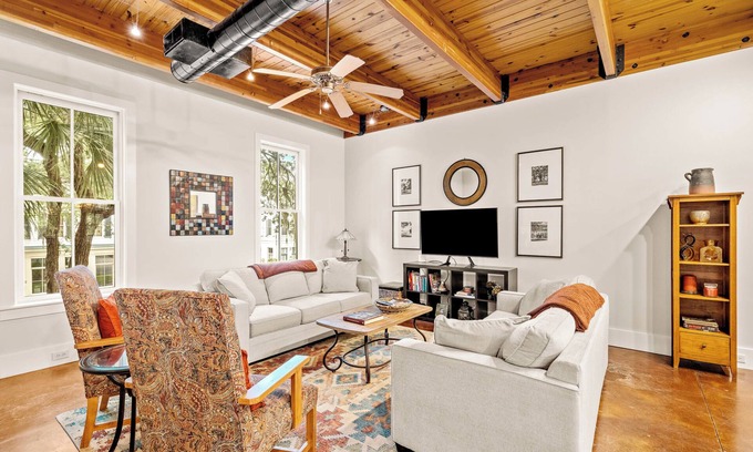 Habersham Condominio | NEW LISTING in the Heart of Sought-After Habersham, Sleeps 5