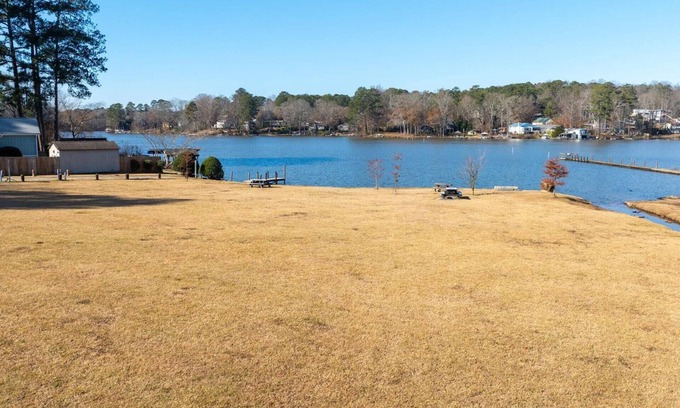 Snellville Casa | New Listing! Lake Views - Rustic Cabin Experience in Snellville - Community Pool and Lake Access