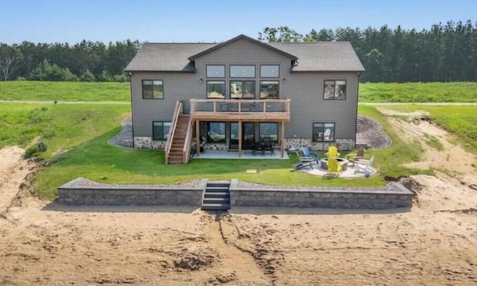 New Lisbon Casa | New Listing Lakeside Beach Sleeps 15+ Pet friendly Firepit, Grill, Kayaks, Games