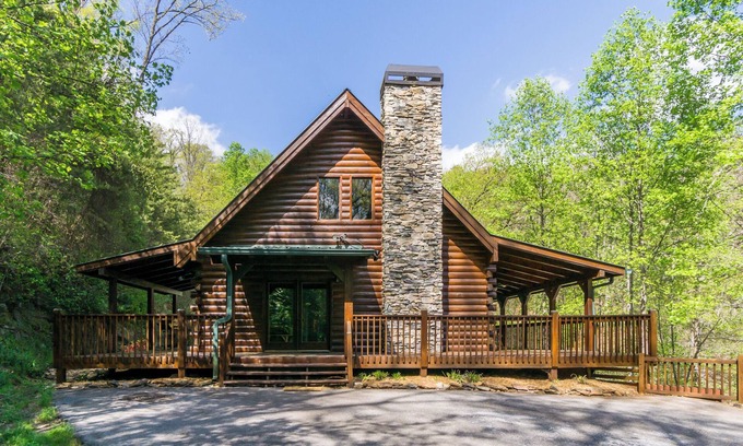 Dahlonega Cabina | New Listing! Lakeview Retreat-3-Bed/3-Bath/HotTub/Ping-Pong/Lake!
