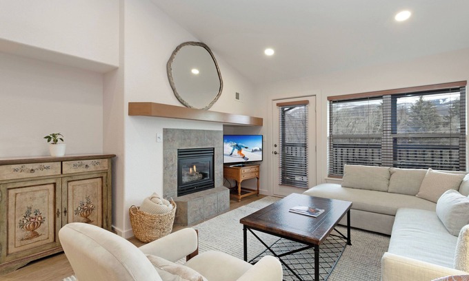 Edwards Condominio | New Listing! Located in Edwards close proximity to shops and restaurants!
