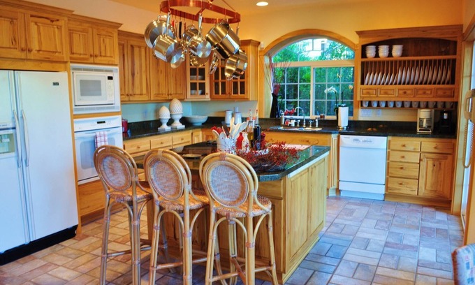 Florence Casa | New Listing! Luxurious Lakefront Estate with private dock, fire pit, gas grill, and amazing views