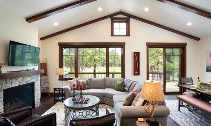 Truckee Casa | New Listing! Luxury 3BD Residence on Gray's Crossing Golf Course
