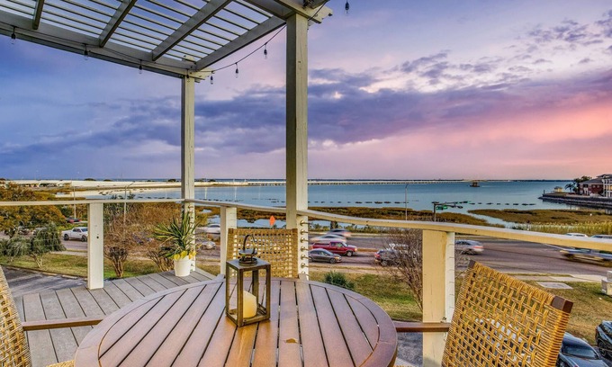 Southeast Pensacola Apartamento | New Listing! Luxury Bayfront View at Rainbow Row!