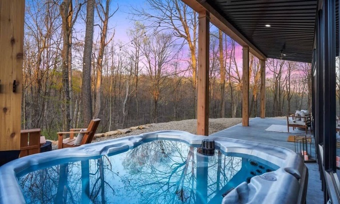 Logan Cabina | New Listing! Luxury Couples Cabin, Hot Tub & Views