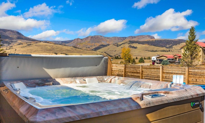 Creede Casa | New Listing! Luxury Home, Private Hot Tub, Mountain Views, Pet-Friendly