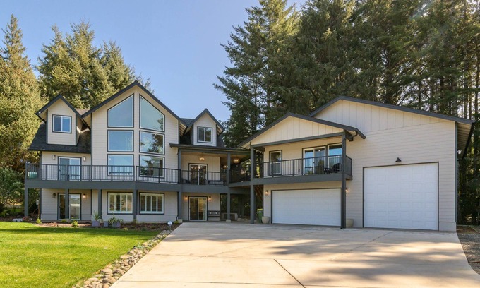 Dunes City Casa | New Listing! Luxury 6 bedroom, 5 bath lake home with hot tub, sauna. dock and lake access
