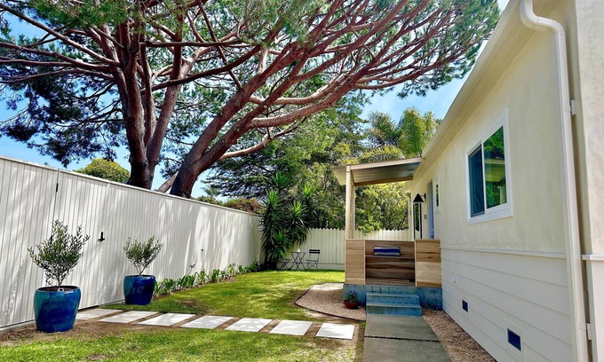 West Mesa Cabaña | New Listing! MesaRoc Surf Lodge A funky chateau steps to the beach or the action