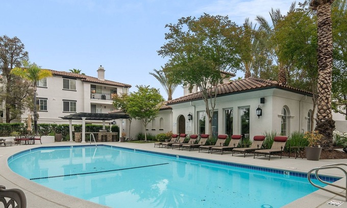 Valencia Apartamento | NEW LISTING! Modern Suite*VIP*WIFI*Pool*2 King beds*AC by RedAwning