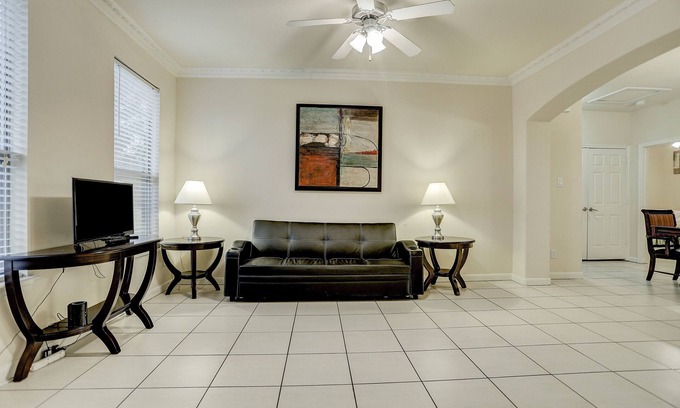 Spring Branch Central Condominio | ¡¡Nuevo listado!! Condominio recién amueblado, I-10 West / Beltway 8, 4 habitaciones 2 baños, 77080