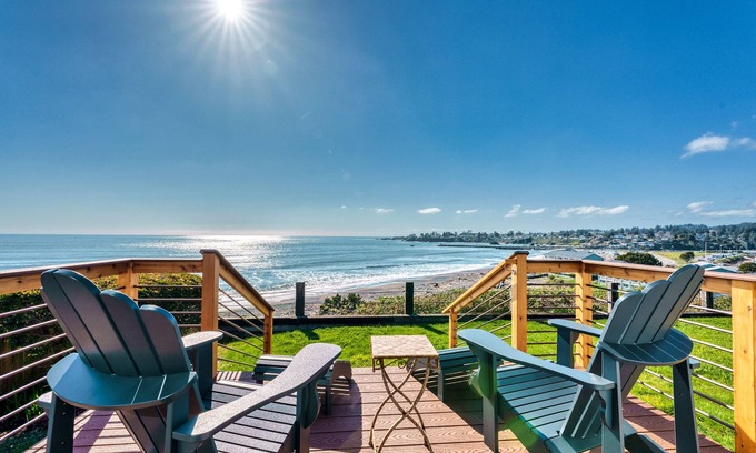 Harbor Casa | NEW LISTING Oceanfront 3 bedroom / 3 bath home overlooking the Brookings Harbor