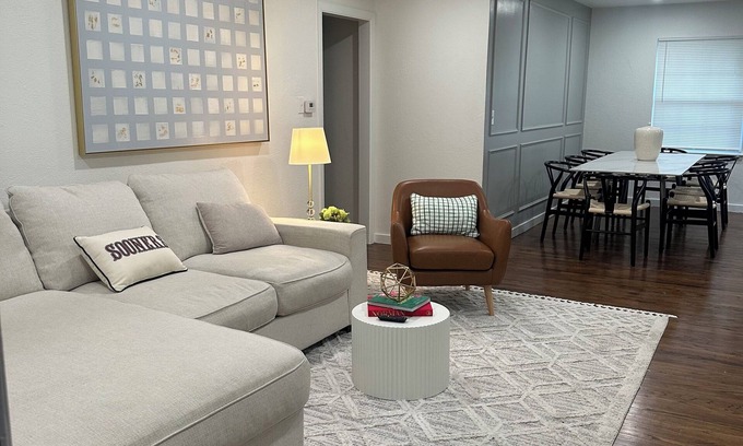 Norman Casa | NEW LISTING! OU~Game Day Ready~Newly Renovated~1.5 miles to campus!