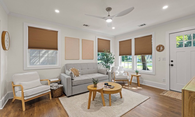 Port Royal Casa | New Listing! Pinky's Palace - Cozy Bungalow minutes from Parris Island