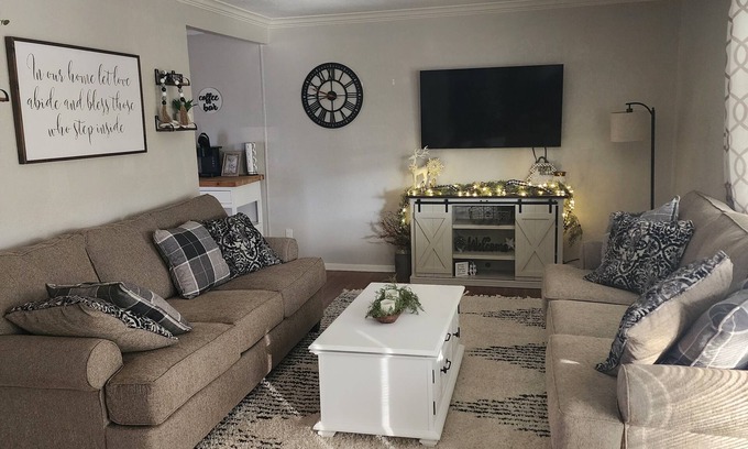Olney Casa | New listing! Private 3 bedroom 2 bath home with BEAUTIFUL sunroom!