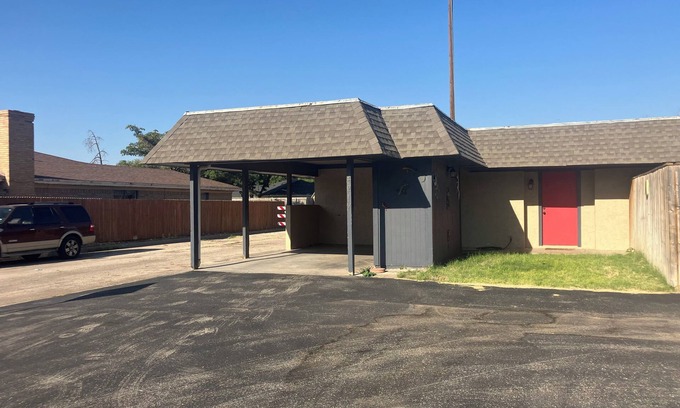 Midland Casa | NEW LISTING Right At Home-Midland Cowboy Siesta Corner Lot w/ Patio & Cov'd Park
