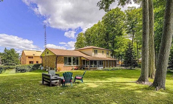 Caledon Casa | *NEW LISTING* Rustic Charm Meets Modern Comfort: Your Hideaway in Caledon East