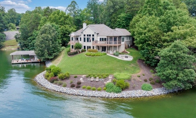 Moneta Casa | NEW LISTING! Secluded 5br Lakefront Oasis with Dock+Firepit+Kayaks- Sleeps 18