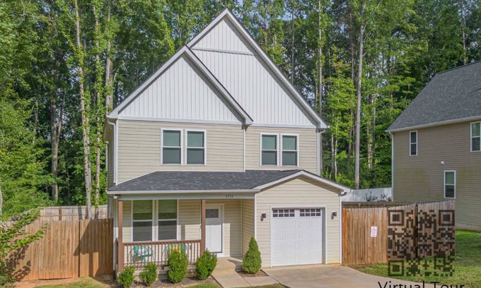 Paw Creek Casa | New Listing! Sleeps 11~Hot Tub~Fenced In Backyard