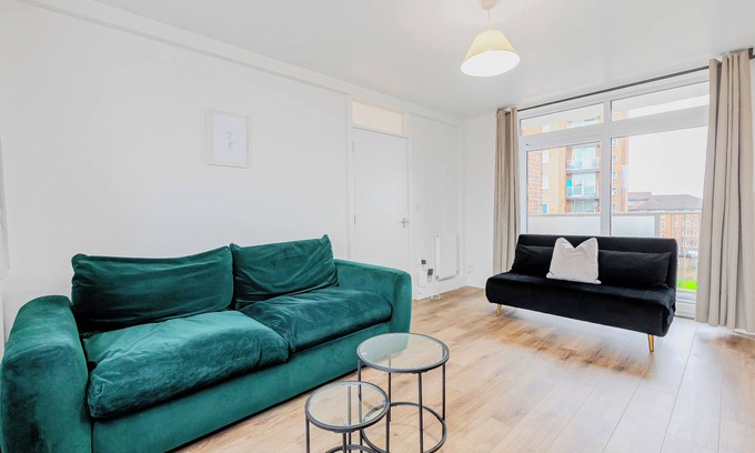 Seven Sisters Apartamento | New Listing! Spacious 2BR, North London 2 minutes to Tube Station