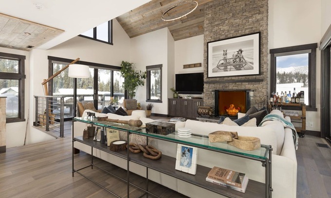 Spanish Peaks Cabina | New Listing! Spanish Peaks Ski-in/Ski-out Cabin with Hot Tub, Fireplace, Heated Garage and Grill!
