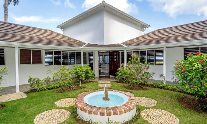 Montego Bay Villa | ¡Nuevo listado! Villa privada con majestuosas vistas al mar. Piscina. 10 minutos de playa. Wi-Fi gratis