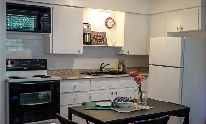 Johnston Terrace Casa | New Listing! Thrifty & Functional 2 BD near AUS and downtown