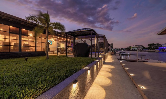Spring Hill Casa | New Listing/Tiki Bar/Waterfront/Pool/games