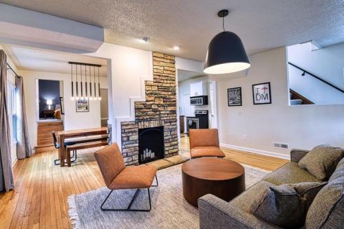 Des Moines Casa | New Listing - Tranquil Retreat with Hot Tub