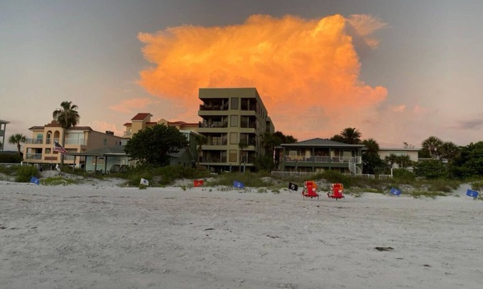 Independence Square Condominio | New Listing Beautiful Views of the Beach & Intercoastal Waters! Top floor Unit!