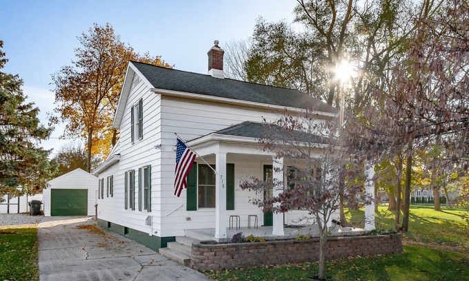 Northeast South Bend Casa | NEW LISTING! Walking distance to Notre Dame, 3BR - 1.5BA House. Go Irish ☘️💙☘️