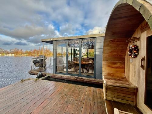 Baambrugse Zuwe Alquiler De Eote | NEW - Little Asia - Stunning Boathouse on a lake Near Amsterdam with Sauna