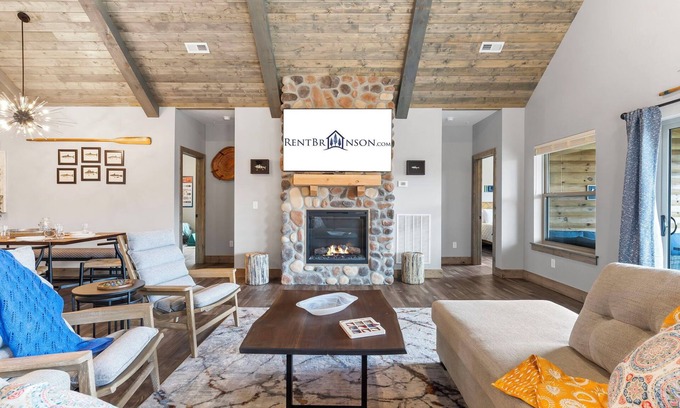 Branson Theater District Casa | New Log Cabin, Free Local Attraction Tickets Daily, Ozark Views, Cmty Amenities!