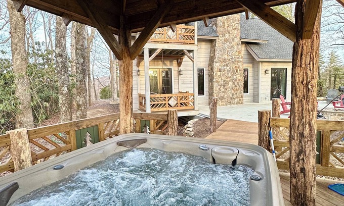 Hendersonville Cabina | NEW LOG HOME in Hendersonville with fireplace, fire pit and Hot Tub