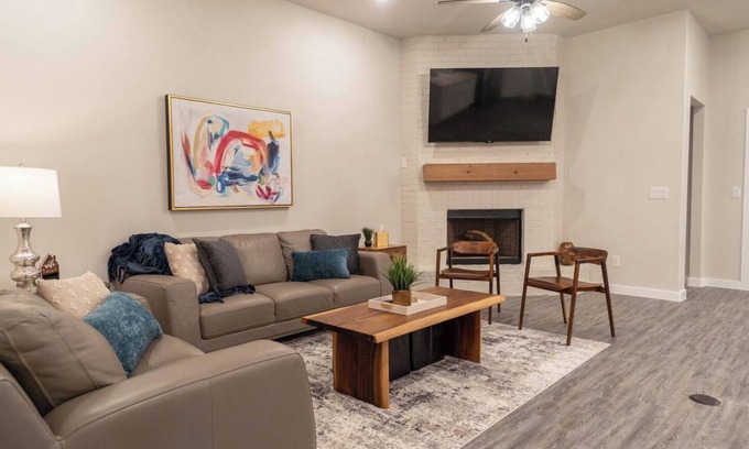 Lubbock Casa | New Long Term Stays Modern 4BR 2B 1 Car Garage Sleeps 10