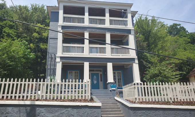 Hot Springs Casa | New Lower Rates! Amazing 8 Bedroom 3 Story Downtown Hot Springs! No Admin Fee!!