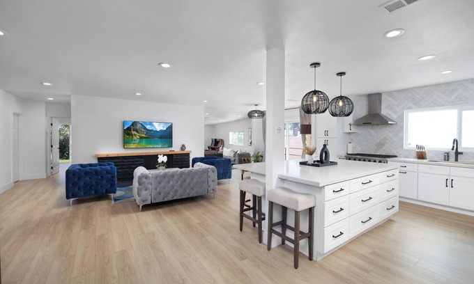 Fullerton Casa | NEW Lux 5BR Villa Near Disney, Knotts, LA, OC w/ Hot Tub & Games