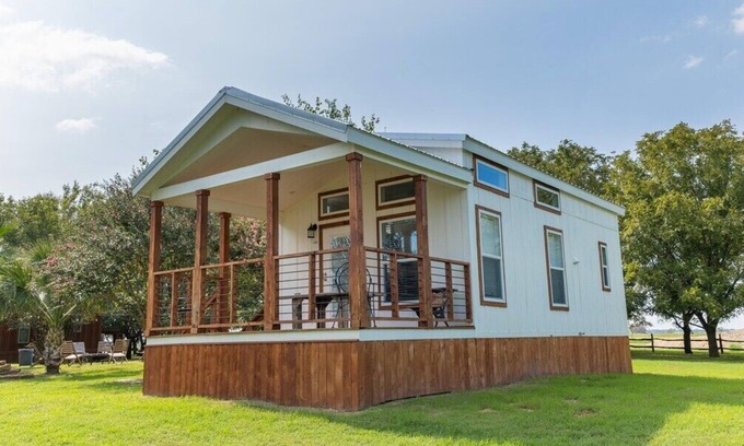 Chilton Cabina | New! Lux Cabin, Bicycling on lush verdant trails